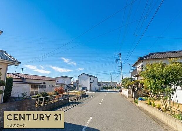 見通しの良い道路で、車の運転も安心です!