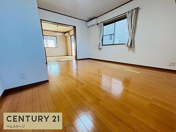 家族が自然と集まる明るい空間
