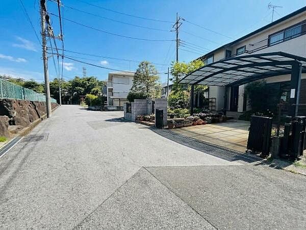 見通しの良い道路で、車の運転も安心です！