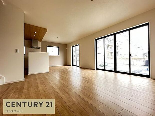 同仕様 日当たり良好、広々としたリビング