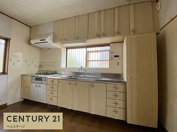 調理器具もすっきり収まる豊富な上下収納