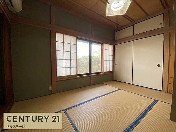 布団や季節物もスッキリ収まる天袋つき押入