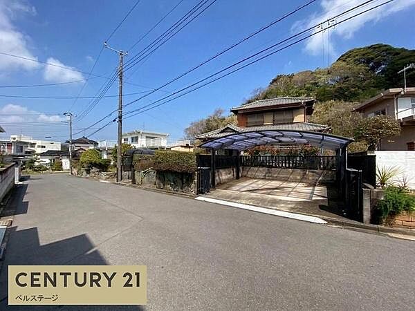 前面道路が広く開放感と日当たりの良い立地
