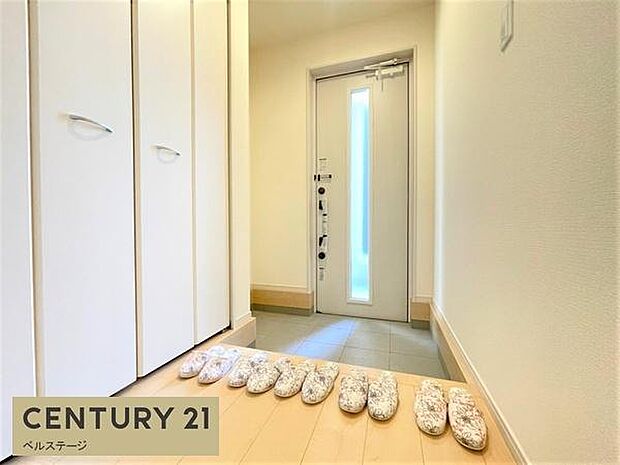 同仕様　家族を温かく迎えてくれる玄関！