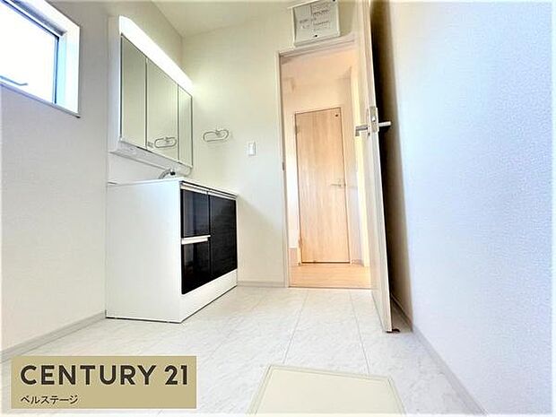 同仕様　広々した清潔感のある洗面所！