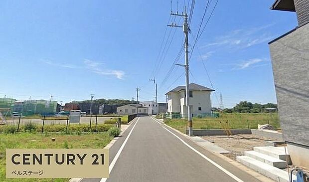 前面道路が広くお出かけ時も快適です！