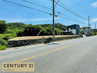 外観:前面道路から見た現地土地の様子です。道路幅もゆとりがあり、車の出入りもしやすい開放感のある立地です。 外観:前面道路から見た現地土地の様子です。道路幅もゆとりがあり、車の出入りもしやすい開放感のある立地です。
