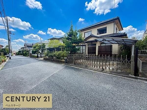 敷地前の道路は見通しが良く、車の出入りもしやすそうなゆとりある環境。周辺には住宅が並び、落ち着いた街並みの中で穏やかな暮らしを楽しめます。