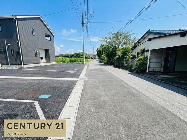 ゆとりの前面道路で出入りもスムーズです!