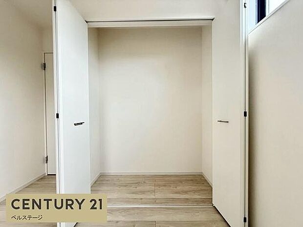 収納力を活かして室内を整えられ、すっきりした住空間を保てます。必要な物をすぐ取り出せるため、忙しい朝や外出前の準備もスムーズです。物を整理しながらすっきり暮らせる収納です。