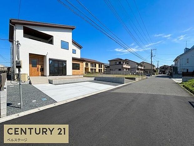 ゆとりある前面道路!車の出し入れもしやすく毎日のお買物や通勤にも便利な立地!駐車もしやすいです!