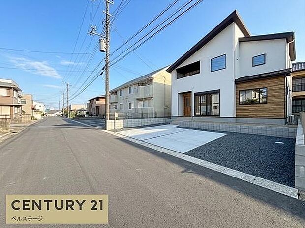 住宅街の中にある落ち着いた住環境。建物前の道路は見通しが確保され、周辺も戸建住宅が建ち並ぶ穏やかな街並みです。ゆったりとした敷地と住宅が調和した、落ち着いて暮らせる環境が感じられます。