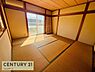 和室：畳の風合いと木の質感が心地よい落ち着いた和室。大きな障子からやわらかな光が差し込み、ゆったりとくつろげる空間です。