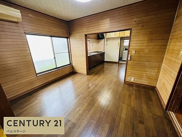 壁とフローリングが温かみを演出するリビング。大きな窓から光を取り込める明るい空間で、落ち着いた色合いの内装が家具にも合わせやすく、家族でゆったり過ごせます。