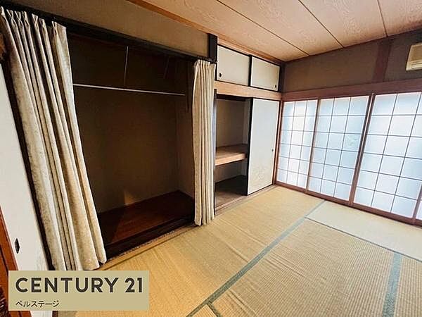 障子から光を取り込む明るい和室。畳敷きの落ち着いた空間で、横になって休んだり、来客を迎えたりと使い勝手の良い一室です。