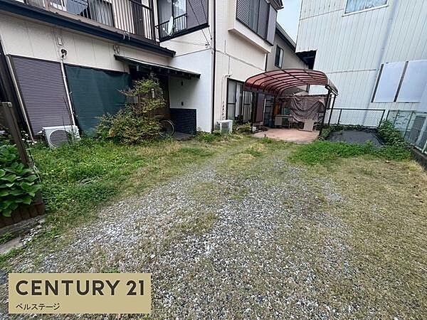お庭は、お花や鉢植えで彩るのも素敵です