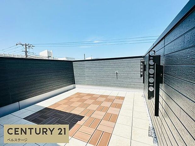 同仕様　広いバルコニーは布団干しに最適！