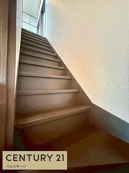 木の質感が心地よい落ち着いた雰囲気の階段