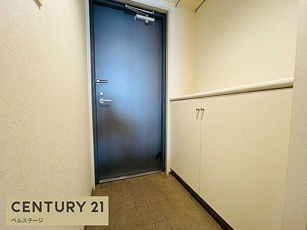 玄関にはシューズボックスを備えており、靴や外出用品をすっきり収納できます。玄関扉から室内へ入る動線もシンプルで、毎日の出入りがしやすい空間。明るい色合いの内装で、清潔感のある玄関に仕上がっています。