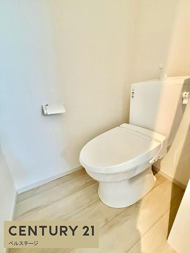 清潔感あふれる快適な温水洗浄便座付きトイレ！1階・2階の各階にトイレを完備しているため、忙しい朝の時間帯も混雑せず安心です！お手入れもしやすい設計で、毎日いつでも気持ちよくお使いいただけます！