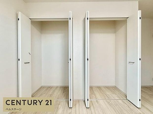 2つ並んだクローゼットで整理整頓もラクラク！季節ごとの衣類やご夫婦の荷物をすっきり分けて収納できます！お部屋に余計な家具を置かずに済むため、広々とした居住空間をいつでもキレイにキープできます！