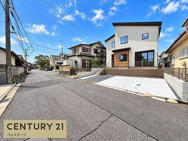 幅員約6mの前面道路は開放感たっぷりで、お車の出し入れやすれ違いもスムーズに行えます！閑静で落ち着いた住宅街に位置しており、小さなお子様がいるご家庭も安心して快適な新生活をスタートできます！