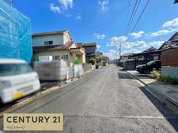 前面道路も広く車のすれ違いも楽々です！
