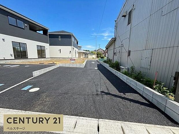 ゆとりある配置の駐車スペース