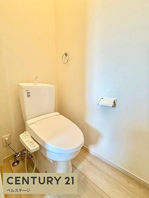 シャワートイレ完備で毎日快適に使えるトイレ空間!優しい色合いの壁紙と明るい照明で居心地の良い落ち着いた雰囲気です!