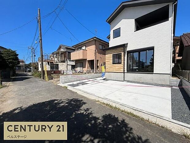 静かな住宅街の一角に建つ白と木目調のコントラストが美しい新築住宅、青空に映える爽やかな外観と広々とした前面道路で、開放感あふれる住環境です!