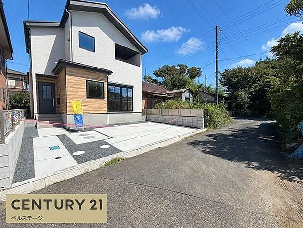 周囲の緑と青空に映える白と木目調のコントラストが美しい新築住宅、ゆったりとした前面道路と使いやすい駐車スペースを備え、静かで落ち着いた暮らしが叶う住まいです!