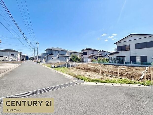 前面道路も広く車のすれ違いも楽々です！