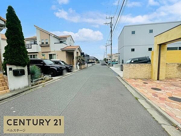 広い前面道路が、暮らしの快適さを支える