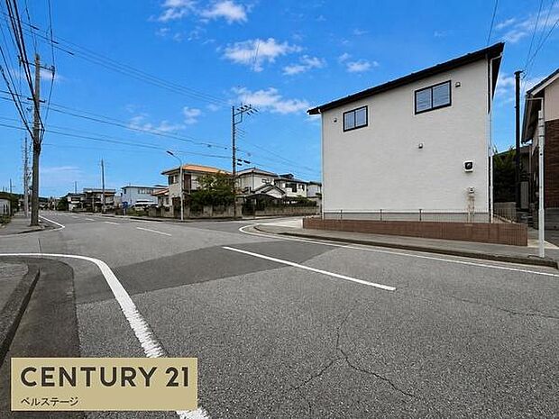 開放感のある道路に面した立地で、見通しの良い街並みが魅力です。青空に映える外観とゆとりある道路幅が印象的で、日々の暮らしにも心地よさを感じられます。