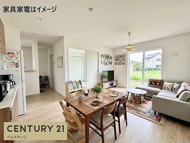 フローリングに暖かい色につつまれたリビング!家族を見わたしながらお料理でき家族との時間も大切にできます!