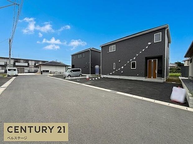 自然に囲まれた落ち着きある住環境。緑豊かな景色を楽しみながら、ゆったりとした時間を過ごせる邸宅の前面道路です!