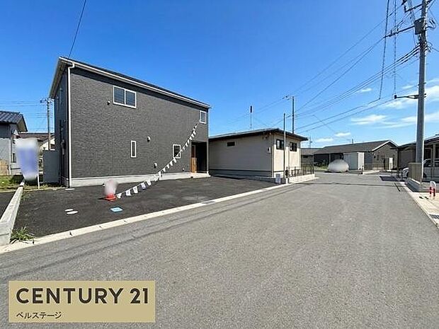 青空に映える爽やかな外観と、開放感のある前面道路が印象的な住まい。周辺には戸建住宅が建ち並び、落ち着いた街並みの中で暮らしやすい環境です。