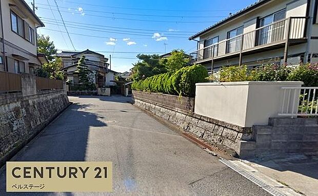 前面道路も広く車のすれ違いも楽々です！