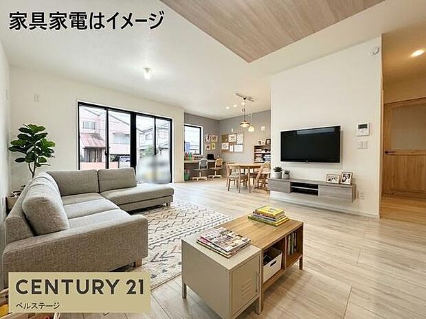 大きな窓から自然光がたっぷり差し込む、明るく開放感のあるリビング。落ち着いた色合いのフローリングで家具も合わせやすく、家族が集まるくつろぎの空間として使えます。窓の外の緑も感じられ、心地よい時間！