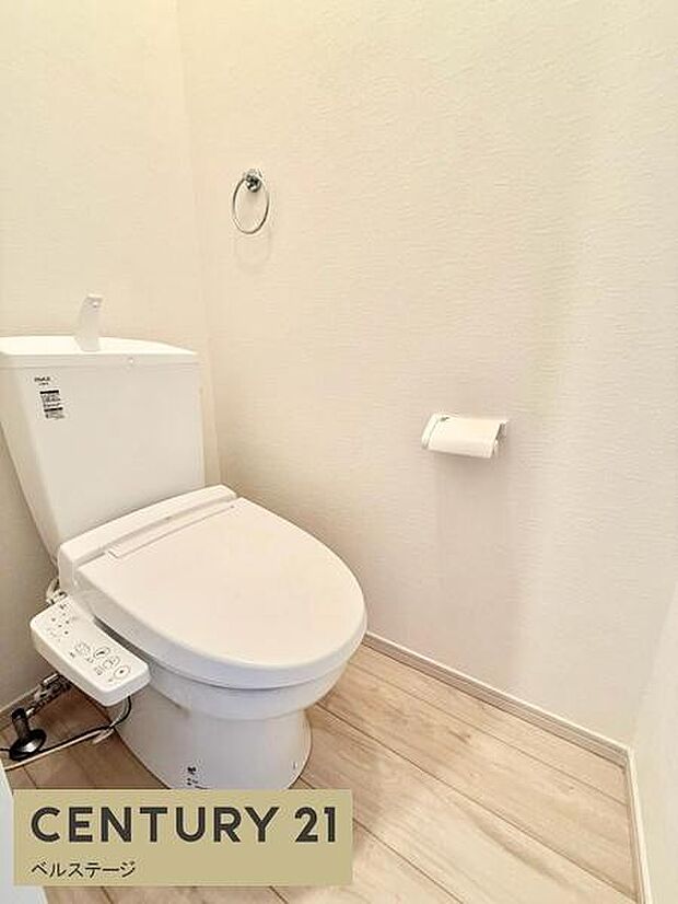 温水洗浄便座を備えた、清潔感のあるトイレ空間です。手元で操作しやすいリモコン付きで、毎日の使用を快適にサポート。シンプルで落ち着いた内装は、お手入れもしやすく気持ちよくお使いいただけます！