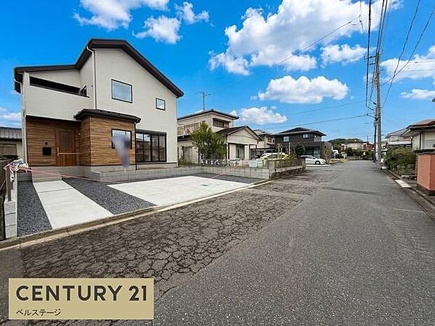 青空と広い前面道路が魅力の好ロケーション！約6mの幅員で見通しも良く、お車の運転やすれ違いも快適です！日当たり良好で閑静な住宅街となっており、のびのびと心地よい毎日をお過ごしいただけます！