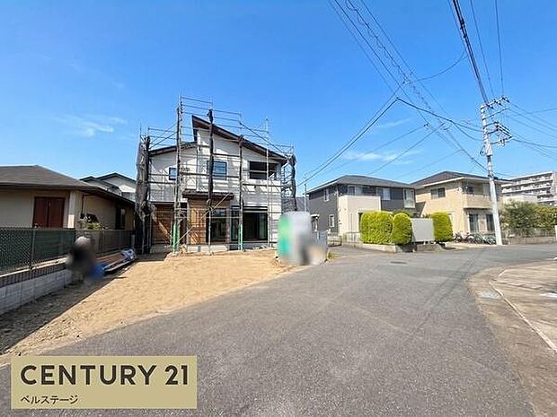 前面道路も広く車のすれ違いも楽々です。