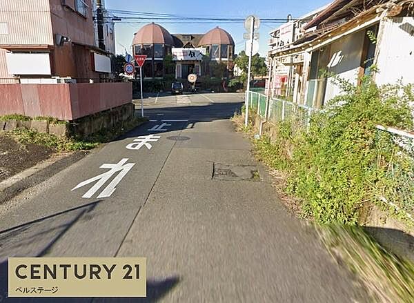 落ち着いた住環境の前面道路