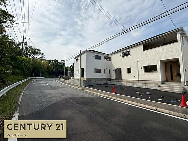 前面道路も広く車のすれ違いも楽々です!