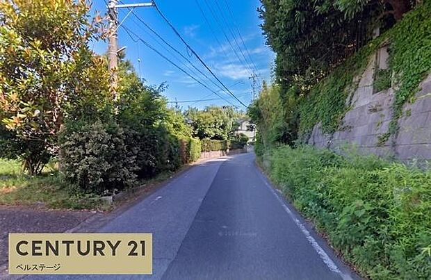 見通しの良い道路で、車の運転も安心です!