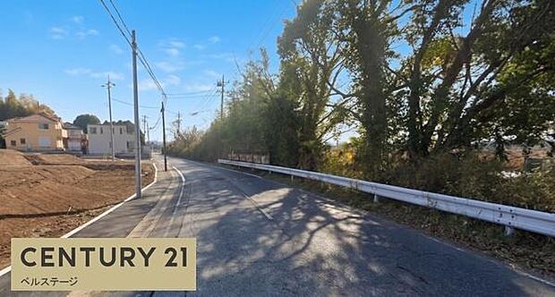 前面道路も広く車のすれ違いも楽々です!