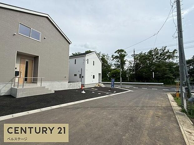 前面道路も広く車のすれ違いも楽々です!