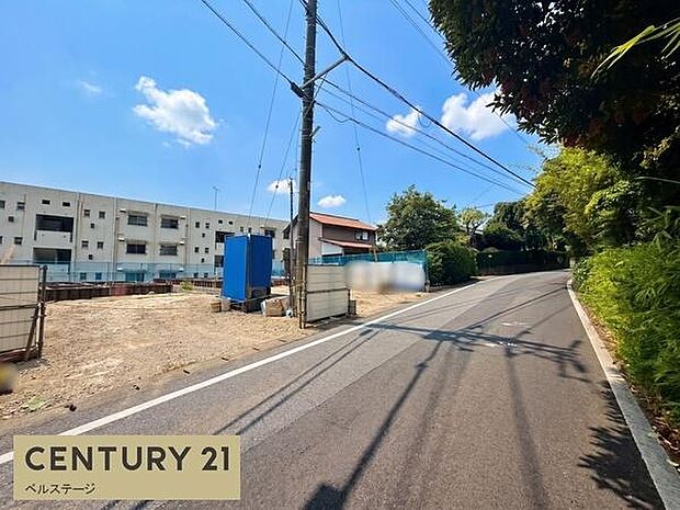 落ち着いた住環境の前面道路