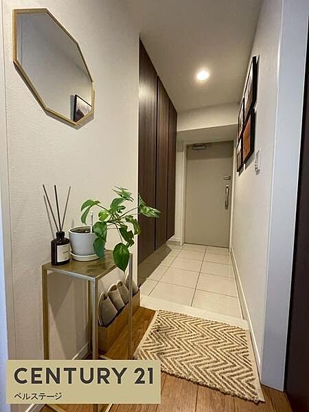 明るくすっきりとした印象の玄関スペース。住まいの第一印象を決める場所だからこそ、家族やゲストを気持ちよく迎えられる空間です。毎日の出入りもスムーズに行えます。