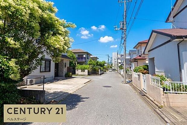 見通し良好で安心感のある広い前面道路